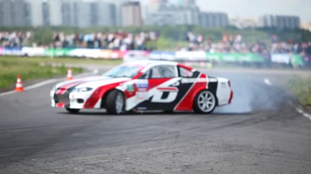 Cars go about tribunes with audience on drift Megafon-RDS 2011 — Stock Video