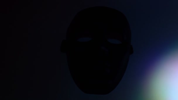 Searchlight taşır ve karanlıkta tiyatro mack aydınlatır — Stok video