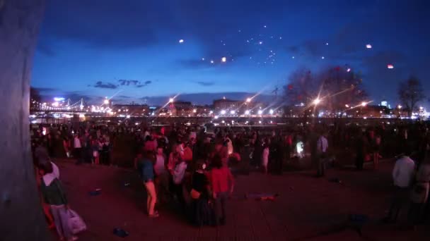 Familie stellt himmlische Laternen im Muzeon Park auf — Stockvideo