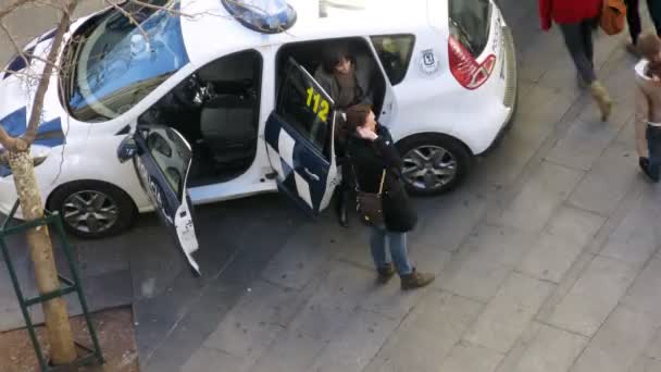 Жінка стоїть біля автомобіля швидкої допомоги і поліцейську машину — стокове відео