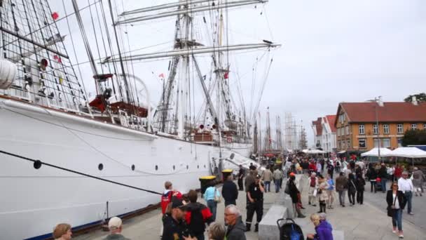 Corteza Statsraad lehmkuhl se encuentra en el puerto en festival-regata — Vídeos de Stock