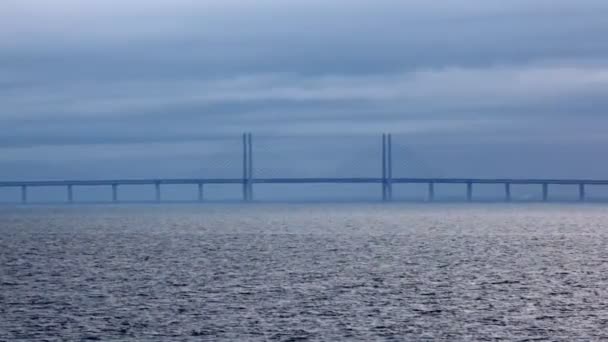 Długi most nad eresunn z obsługą na wodzie z daleka — Wideo stockowe