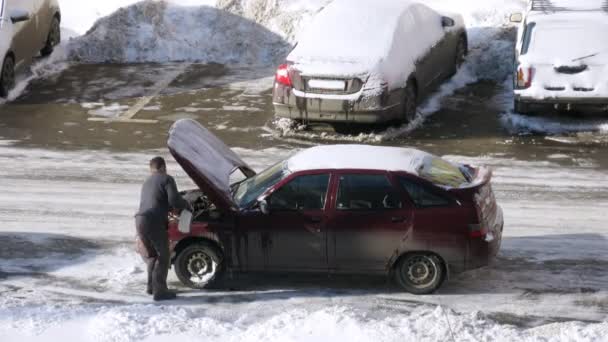 MOSMan fills in liquid for windshield washing in winter — Stock Video