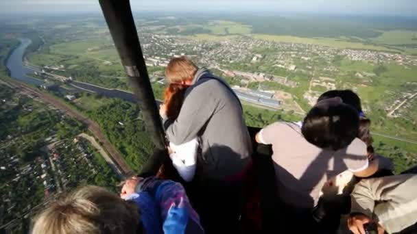 Turisták várost nézni, és fényképet a repülő a léggömb — Stock videók