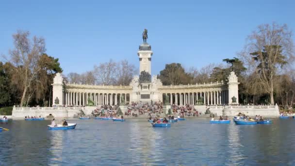 Turistas nadan en barcos cerca del monumento al rey Alfonso XII — Vídeo de stock