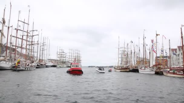 Muitos barcos à vela estão em amarração no porto — Vídeo de Stock