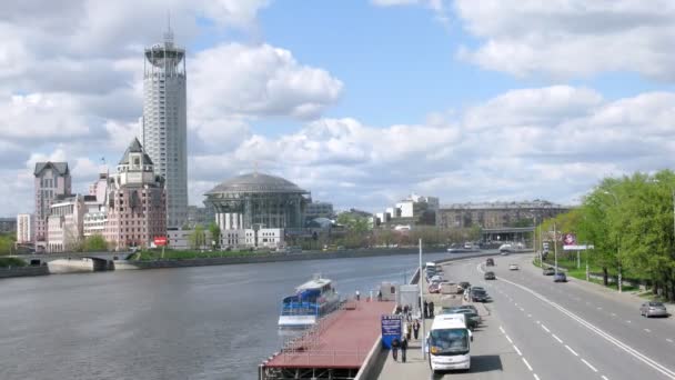 Schip staat op de ligplaats in de buurt van krasnokholmskaya embankment — Stockvideo