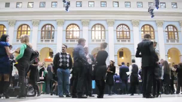 Människor går i gostini dvor innan ceremonin av givande — ストック動画