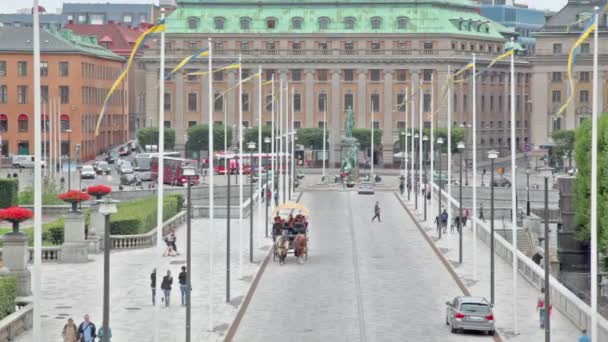 Traffic on street over museum of medieval Stockholm — Stock Video