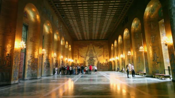 Туристы гуляют в Золотой камере в ратуше — стоковое видео
