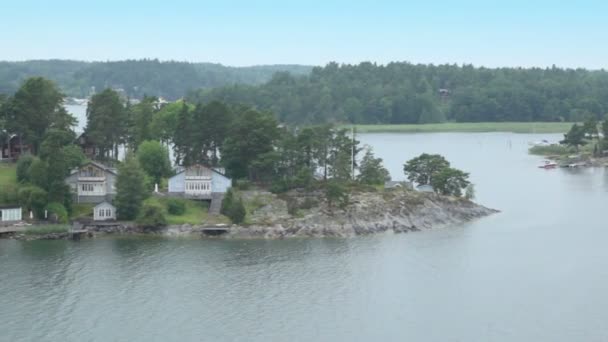 Domy u lesa na břehu poblíž Stockholmu, shipview v pohybu — Stock video