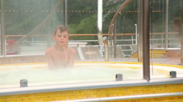 Madre viene con figlia in asciugamano a piscina dove il ragazzo si siede — Video Stock