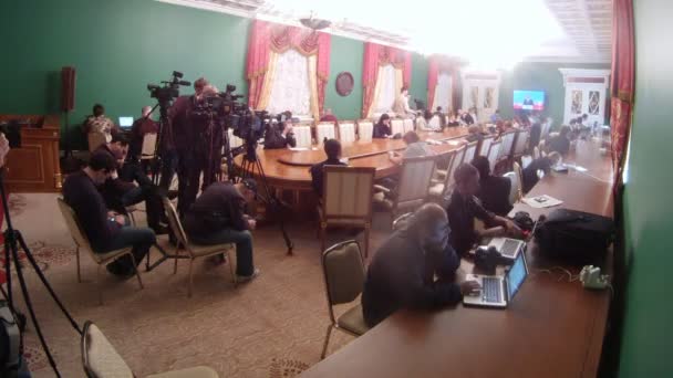 Periodistas fijan información en sala sobre reunión del Consejo — Vídeos de Stock