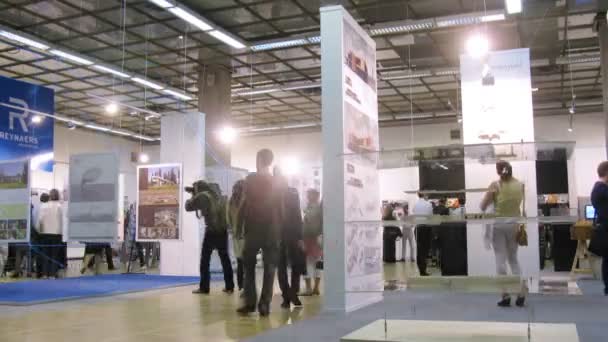 建築とデザインの展示会での訪問者の写真 — ストック動画