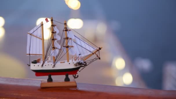 Modelo de navio com velas e bandeira da Noruega fica no corrimão — Vídeo de Stock