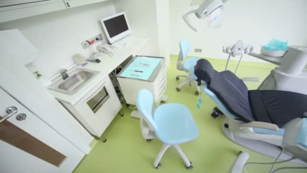 Cirugía dental con silla y otros equipos, movimiento panorámico — Vídeos de Stock