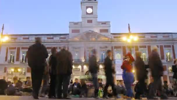 La gente camina por la zona Puerta del Sol cerca de un antiguo edificio de correo — Vídeos de Stock