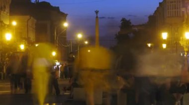 insan street karşı zafer anıtı banklarda oturmak