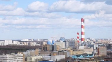 Termik santral ahşap şehir manzara karşı yakın duruyor.