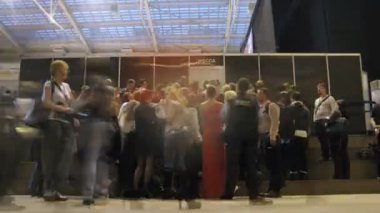 volvo üzerinde hall defile için gazeteciler devreye