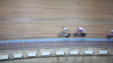 bicyclists birkaç spor salonu içinde yarış sırasında parça tarafından geçmek