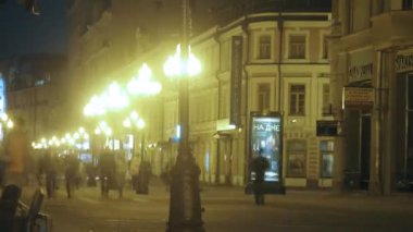 insanlar eski arbat geceleri sokak üzerinde yürümek.