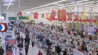 Alıcılar para içinde nakit masaları superstore auchan ile ödemek.