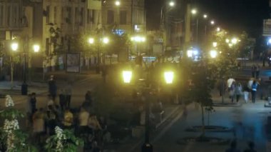 Gençler akşamı leningradskaya sokak banklarda oturmak