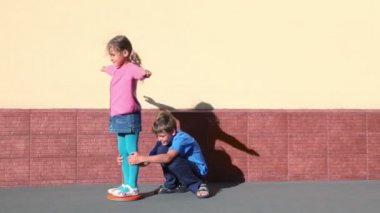 çocuk ile silah kadar spin sideward duvara yakın kız döner