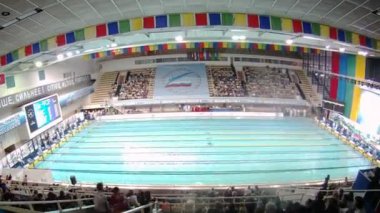 seyirci Yüzme yarışmaları spor karmaşık görünüyor.