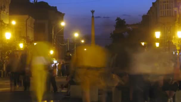 La gente se sienta en bancos en la calle contra el Monumento a la Gloria — Vídeos de Stock