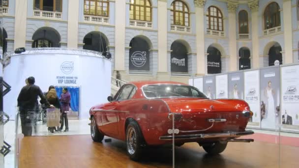 Antiguo coche de Volvo stand en la exposición de la Semana de la moda — Vídeos de Stock