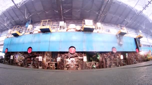 Grote metalen machine onderscheidt in shop van rolling mill, time-lapse — Stockvideo