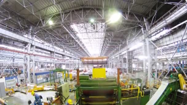 Kranen rör sig från ovan i butik av växten av aluminiumlegeringar — Stockvideo