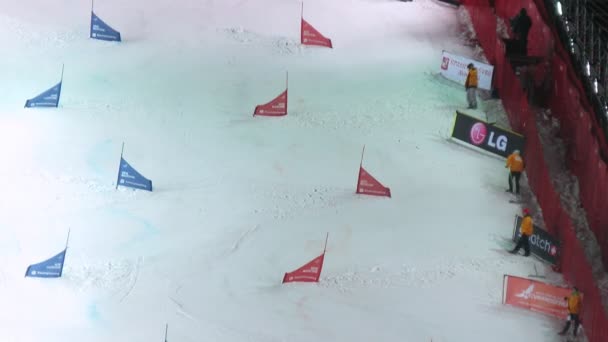 Рабочие чистят снег на 18-м этапе Кубка мира по сноуборду — стоковое видео