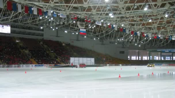 Voitures de course vont sur la glace dans le complexe sportif Krylatsky — Video