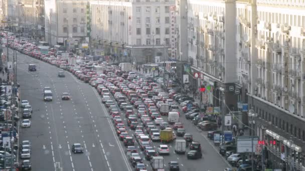 Coches de pie en el atasco de tráfico en la calle Tverskaya — Vídeos de Stock