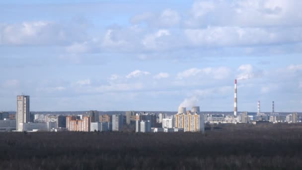 Buizen van thermische elektriciteitscentrale stand tegen city — Stockvideo