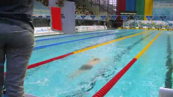 Спортсмени конкурувати у басейні на чемпіонату Росії з плавання — стокове відео