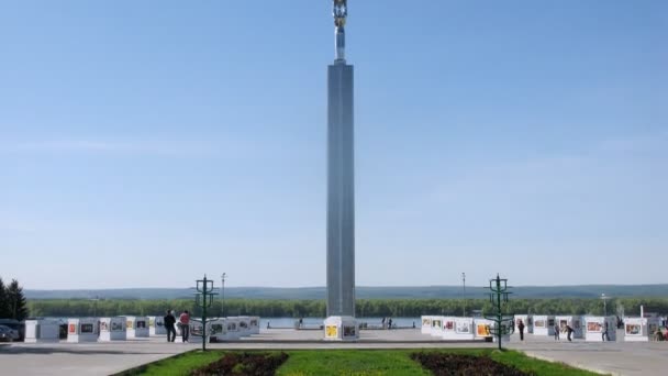 Monumento de glória fica na praça de Glórias em Samara — Vídeo de Stock