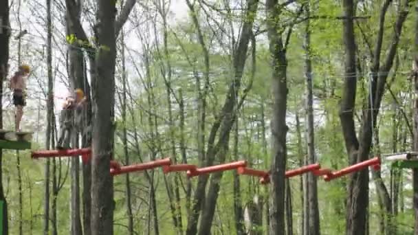 Menschen gehen auf Seilbahn im Erlebnispark Panda — Stockvideo