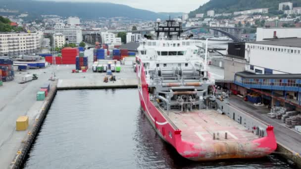 Großes Schiff liegt in Hafenstadt, Container stehen herum — Stockvideo