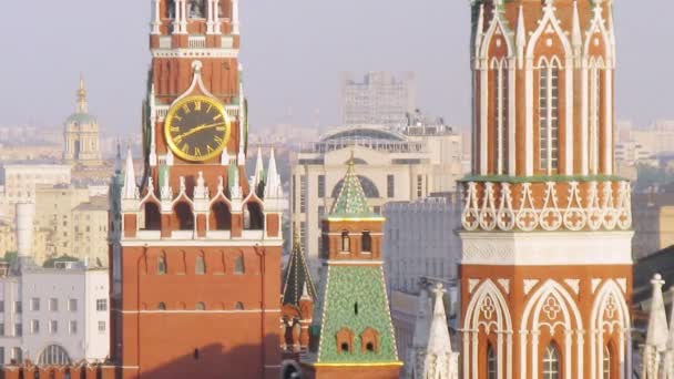Spasskay torn står i solljus balkar i morgon, tidsinställd — Stockvideo