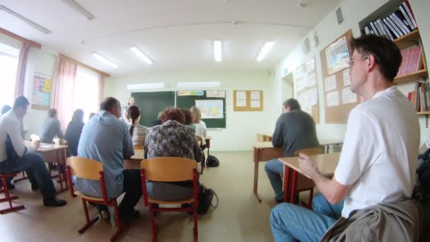 Os pais estão presentes na reunião professor-pai em sala de aula — Vídeo de Stock