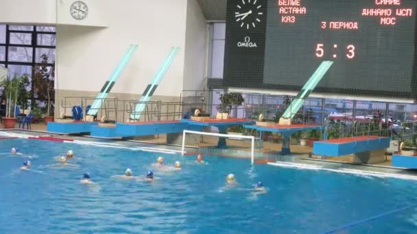 Teams astana en dynamo spelen waterpolo in Olympisch Sportcomplex — Stockvideo