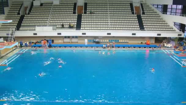 Los equipos juegan waterpolo en la piscina del complejo deportivo, time lapse — Vídeo de stock