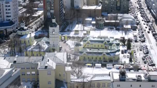 Folk går nära templet av filip och parkering, tidsinställd — Stockvideo