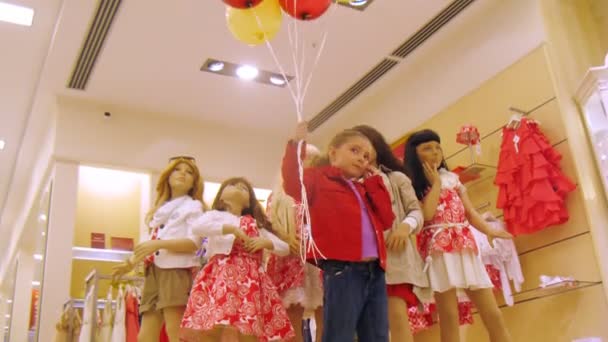 Девушка держит воздушные шары с гелием в руке, время истекает — стоковое видео
