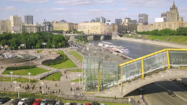 Mensen gaan op voet brug bogdan khmelnitskiy — Stockvideo