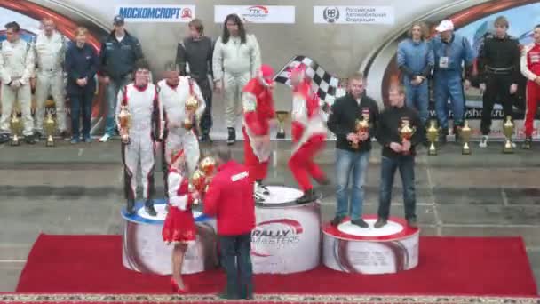 Los ganadores se levantan en el pedestal, en Rally Masters Show — Vídeo de stock